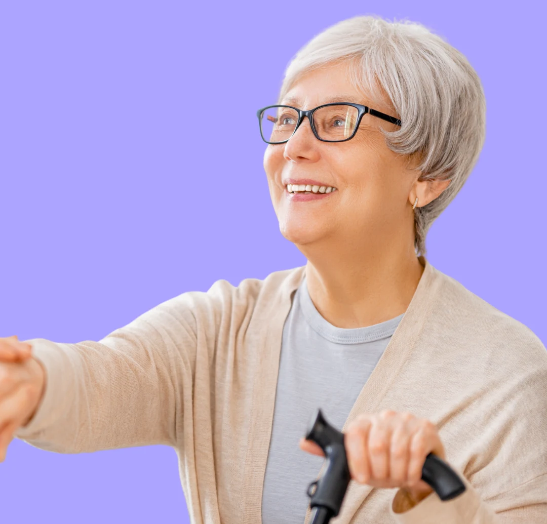 Signora anziana sorridente con bastone